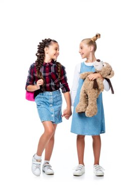 Elele ve birbirlerine beyaz izole bakarak okul