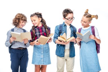 arkadaşlar ayakta ve üzerinde beyaz izole kitap okuma