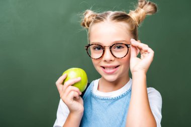 elma tutarak ve gözlük blackboard yakınındaki dokunmadan çuval