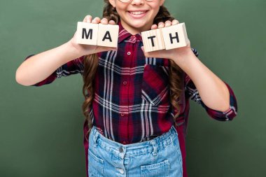 ahşap küpleri ile kelime matematik blackboard yakın tutarak çuval görüntü kırpılmış