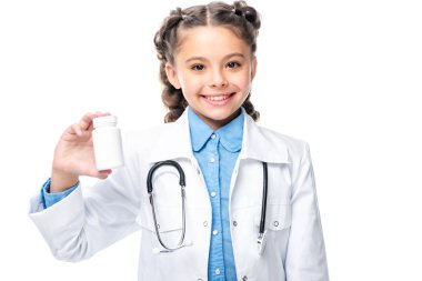 kostüm üzerine beyaz izole ilaç şişesi tutan doktor gülümseyen çuval