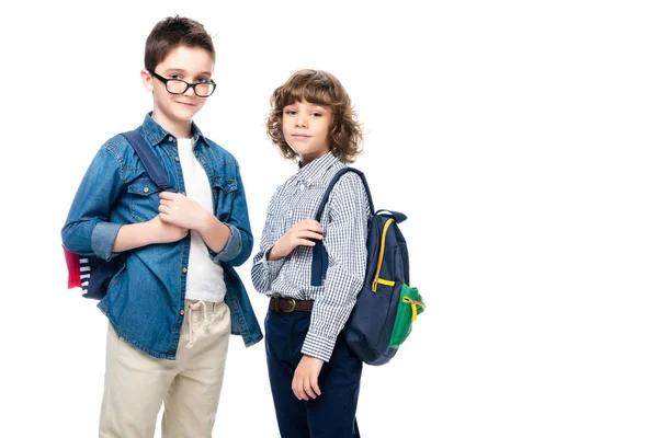 Twee Schooljongens Met Rugzakken Kijken Camera Geïsoleerd Wit — Stockfoto