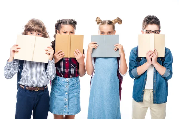 Klasgenoten Uitkijkt Uit Boeken Geïsoleerd Wit — Stockfoto