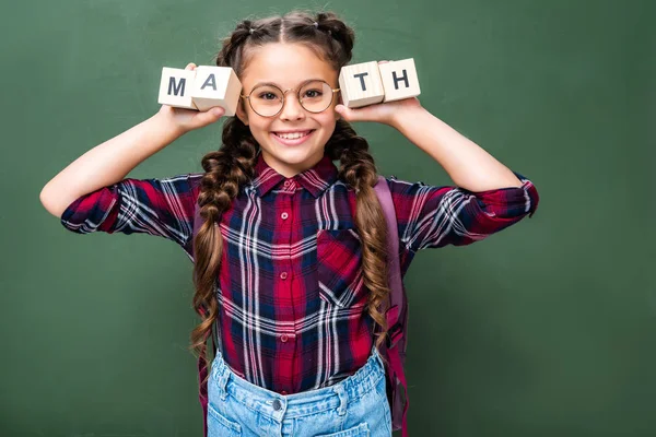 Усміхнена Школярка Тримає Дерев Яні Кубики Словом Математика Біля Дошки — стокове фото
