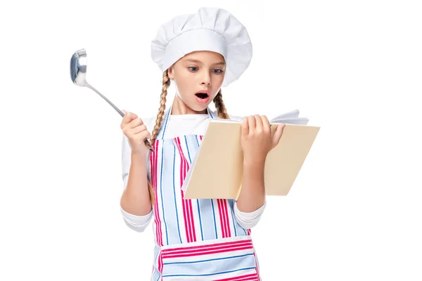 Choqué Écolier Costume Chef Lecture Livre Cuisine Isolé Sur Blanc — Photo