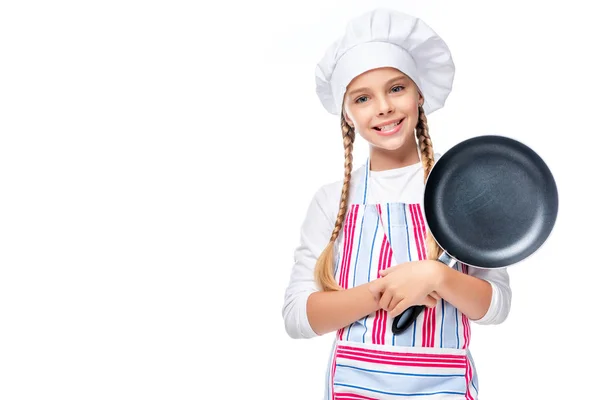 Усміхнена Школярка Костюмі Шеф Кухаря Тримає Сковороду Ізольовано Білому — Безкоштовне стокове фото