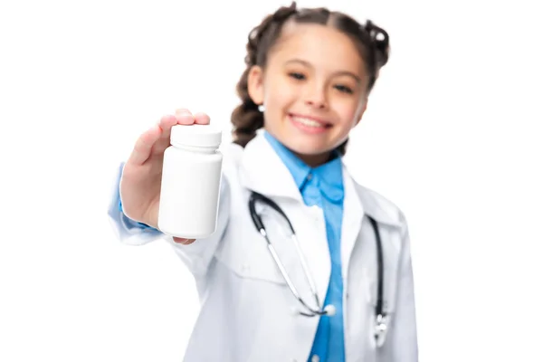 Estudante Traje Médico Mostrando Garrafa Pílulas Isoladas Branco — Fotografia de Stock