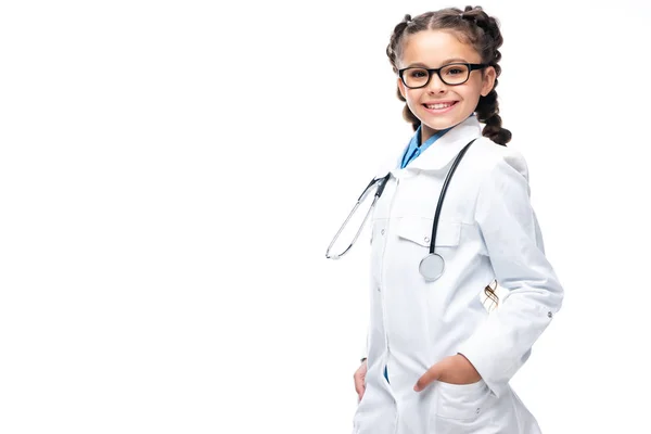 Niño Sonriente Abrigo Blanco Mirando Cámara Aislada Blanco — Foto de Stock