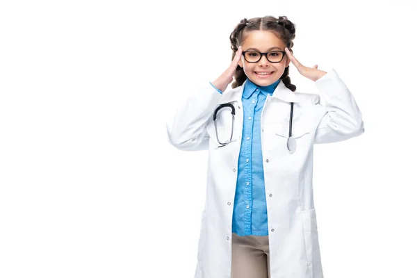 Schulkind Arztkostüm Berührt Kopf Und Blickt Kamera Isoliert Auf Weiß — Stockfoto