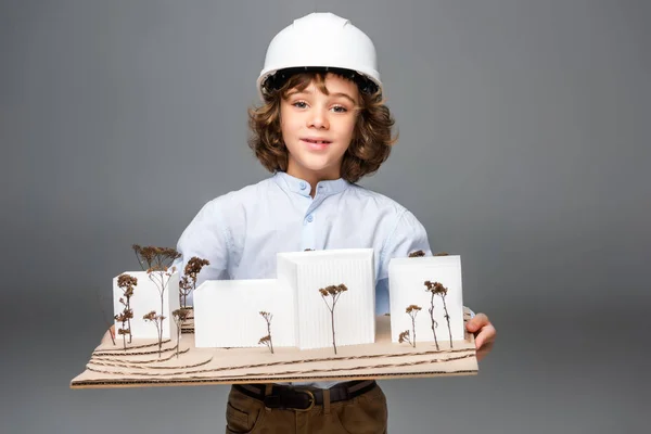 Colegial Traje Arquitecto Sosteniendo Modelo Edificios Aislados Blanco — Foto de Stock