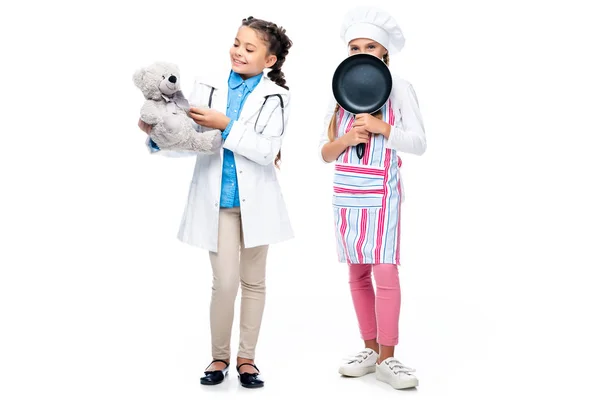 Heureux Écoliers Costumes Médecin Chef Tenant Ours Peluche Poêle Isolée — Photo