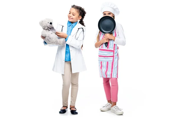 Niños Felices Trajes Médico Chef Sosteniendo Oso Peluche Sartén Aislados — Foto de Stock