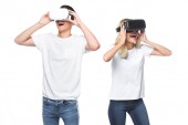 aufgeregtes Paar mit Virtual-Reality-Headsets isoliert auf weiß