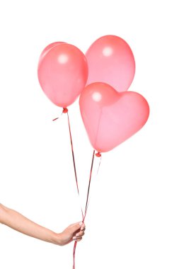 Kızın beyaz izole kalp şeklinde balon demeti tutan kırpılmış görüntü
