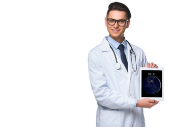 yakışıklı genç doktor beyaz izole IOS lockscreen ile tablet ile tutarak