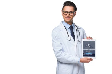 yakışıklı genç doktor beyaz izole ekranda tablet tumblr app ile tutarak