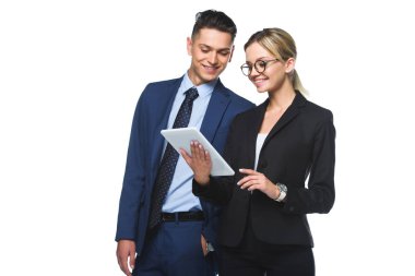 Genç iş ortaklarıyla birlikte beyaz izole tablet kullanma