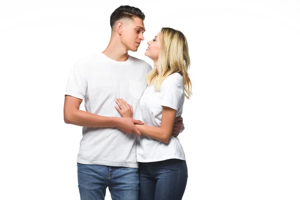 Carinhoso Casal Abraçando Indo Para Beijar Isolado Branco — Fotografia de Stock