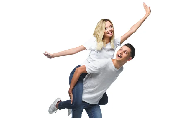 Sorrindo Namorado Dando Piggyback Para Namorada Com Braços Abertos Isolados — Fotografia de Stock