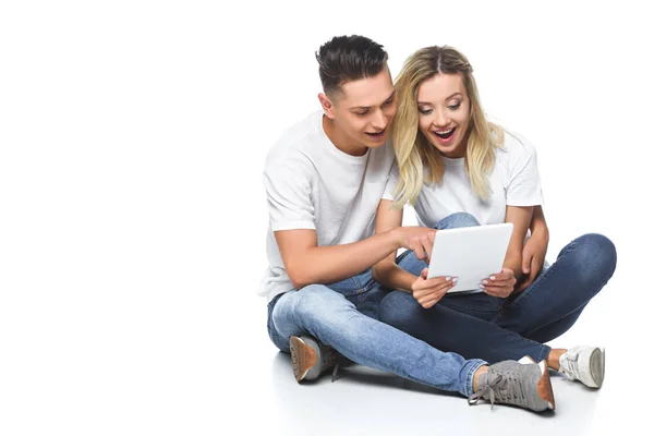 Glückliches Paar Sitzt Zusammen Und Verwendet Tablette Isoliert Auf Weiß — Stockfoto