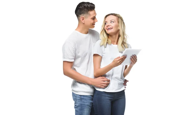 Feliz Pareja Abrazando Utilizando Tableta Juntos Aislados Blanco — Foto de Stock