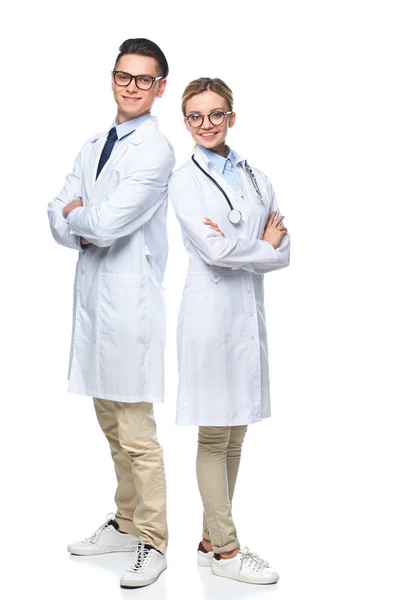 Médicos Com Braços Cruzados Olhando Para Câmera Isolada Branco — Fotografia de Stock