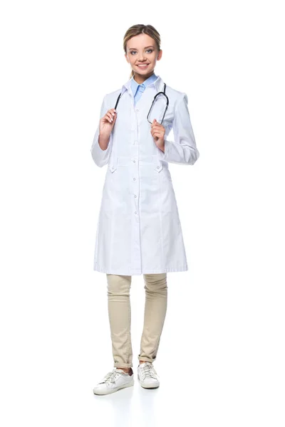 聴診器 白で隔離で白衣の若い美しい一般開業医  — 無料ストックフォト