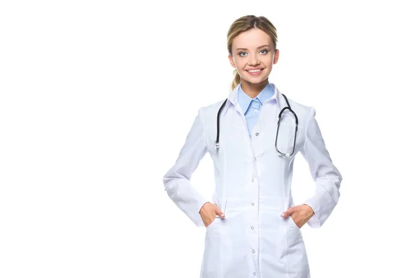 Mladá Usměvavá Doktor Bílém Plášti Stetoskop Izolované Bílém — Stock fotografie