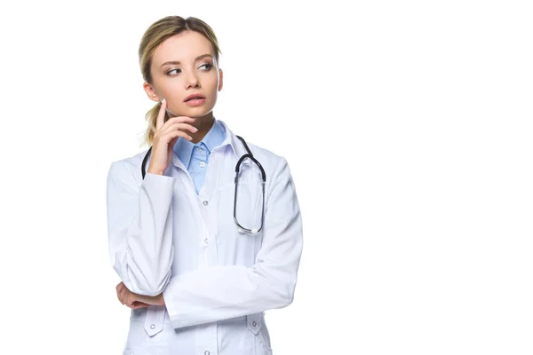 Nachdenklicher Allgemeinmediziner Weißen Kittel Mit Stethoskop Isoliert Auf Weiß — Stockfoto