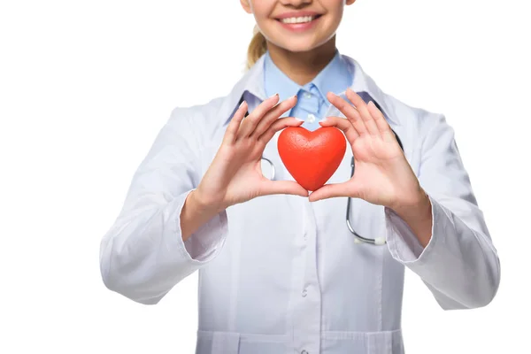 Vista Cortada Jovem Médico Casaco Branco Segurando Coração Vermelho Isolado — Fotografia de Stock