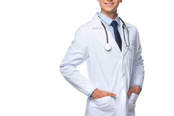 Abgeschnittene Aufnahme Eines Jungen Arztes Mit Händen Arztkitteltaschen Isoliert Auf — Stockfoto
