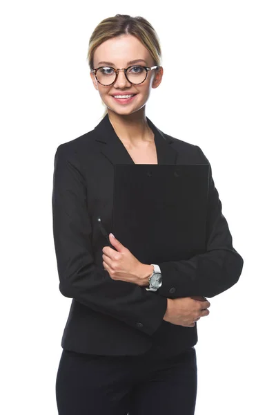 Sorridente Jovem Empresária Segurando Prancheta Olhando Para Câmera Isolada Branco — Fotografia de Stock Grátis