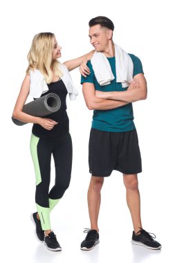 havlu omuz ve yoga mat beyaz izole ile genç sportif çift