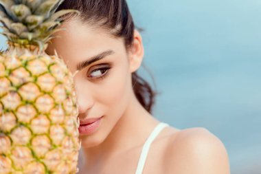 taze ananas tutan güzel genç kadın portresi  