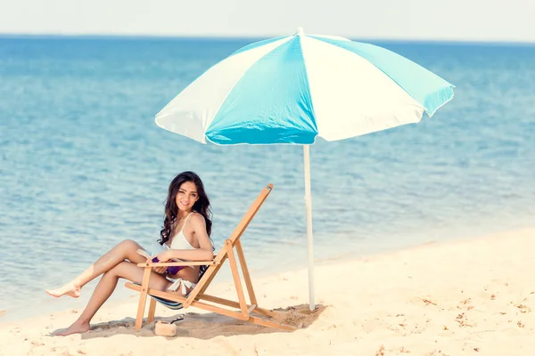 Aantrekkelijk Meisje Witte Bikini Met Boek Strandstoel Onder Parasol Buurt — Stockfoto