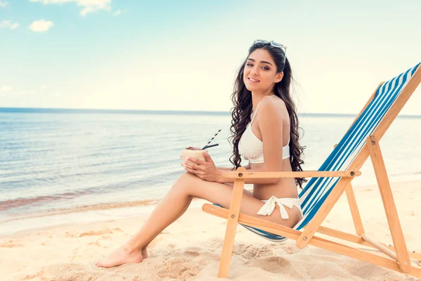 Junge Frau Bikini Trinkt Kokoscocktail Und Entspannt Sich Auf Liegestuhl — kostenloses Stockfoto