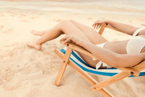 Kadın Rahatlatıcı Kırpılmış Görünümü Kum Plaj Sandalye Üzerinde — Stok fotoğraf
