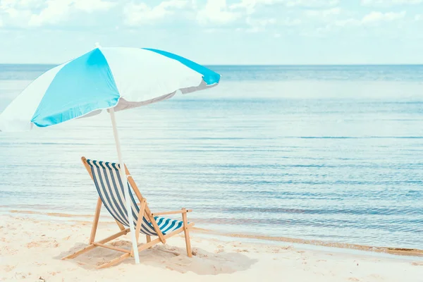 Ομπρέλα Και Παραλία Καρέκλα Ήλιο Στην Αμμώδη Ακτή Κοντά Στη — Φωτογραφία Αρχείου