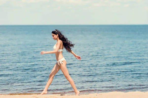 Feliz Jovem Mulher Biquíni Branco Correndo Praia Perto Mar — Fotografia de Stock