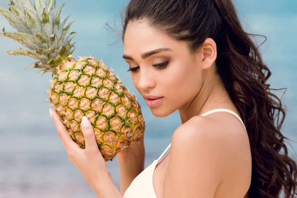 Retrato Menina Bonita Biquíni Branco Segurando Abacaxi Doce Perto Mar — Fotografia de Stock Grátis