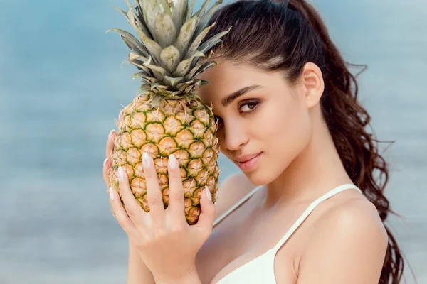 Portret Van Meisje Een Witte Bikini Zoete Ananas Houden Buurt — Stockfoto