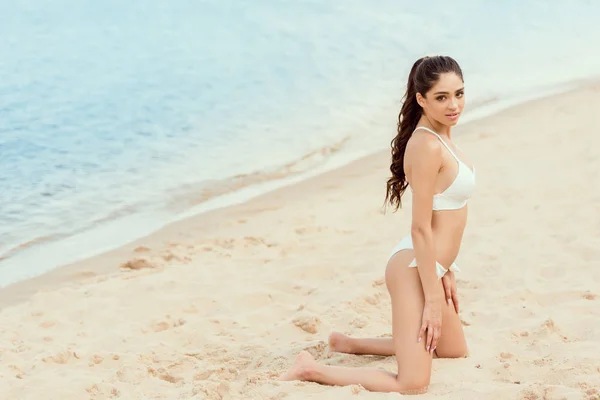 Attraktive Brünette Posiert Weißen Bikini Sandstrand Meer — kostenloses Stockfoto