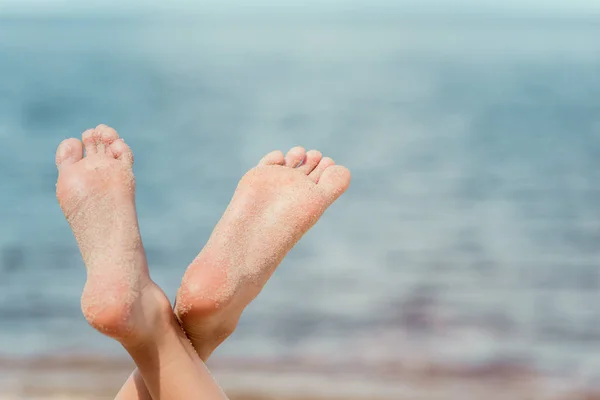 Vista Ritagliata Della Donna Piedi Nudi Sulla Spiaggia Vicino Mare — Foto Stock