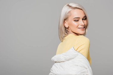 gri arka plan üzerinde izole mutlu çekici kadın model poz 