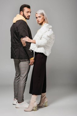 gri arka plan üzerinde poz şık sonbahar kıyafetler moda ve erkek modelleri