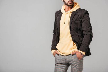 Erkek model gri arka plan üzerinde izole moda sonbahar kıyafeti kısmi görünümü