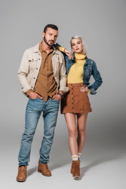 iki sokak stil sonbahar kıyafeti, Grey poz manken