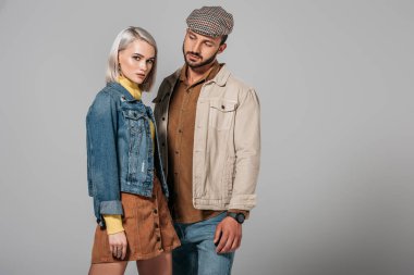 Sonbahar kıyafeti, gri izole poz güzel çift