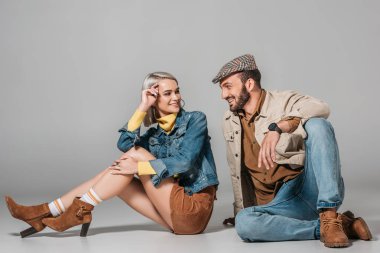 Sonbahar kıyafeti oturan ve birbirlerine, gri görünümlü şık çift