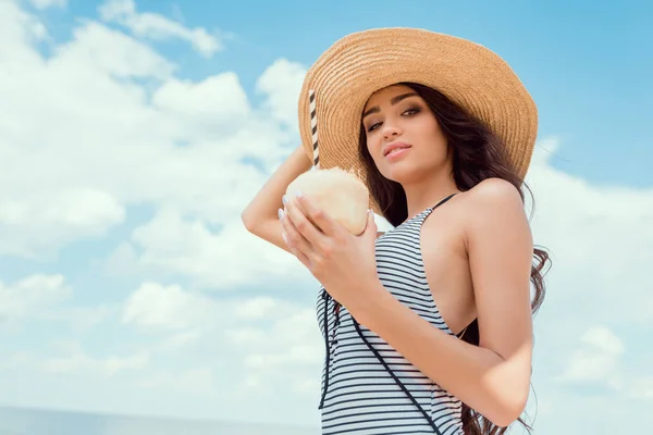 Όμορφη Μελαχρινή Γυναίκα Στο Ψάθινο Καπέλο Κρατά Φρέσκο Κοκτέιλ Μπλε — Δωρεάν Φωτογραφία